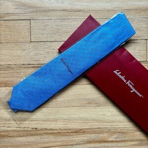 NWT Salvatore Ferragamo men's 100% silk Neck Tie